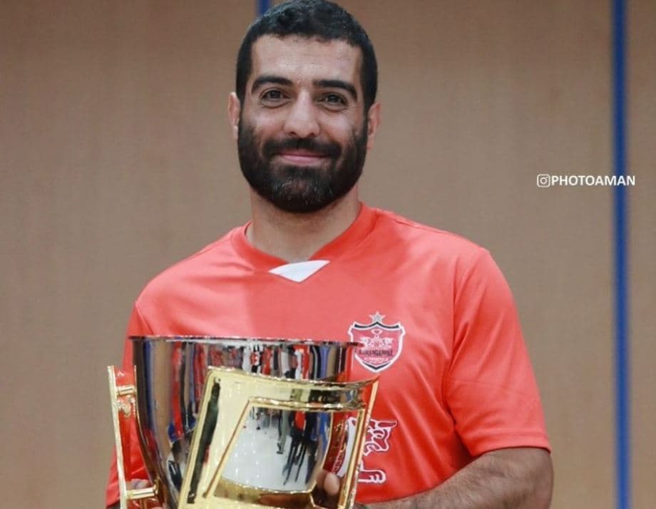 عضو تدارکات باشگاه پرسپولیس، مدالش را به همکارش اهدا کرد
