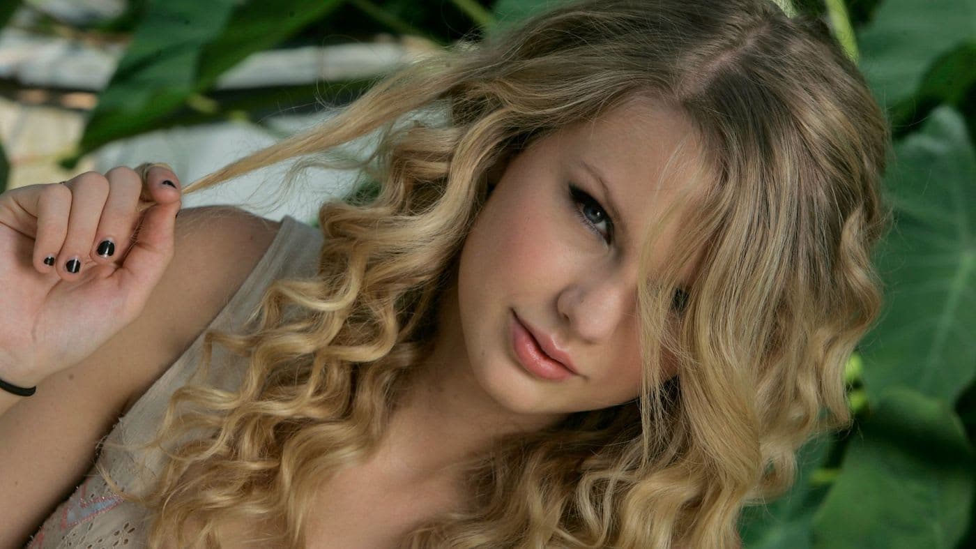 دانلود آهنگ Invisible  از  Taylor Swift  به همراه متن و ترجمه