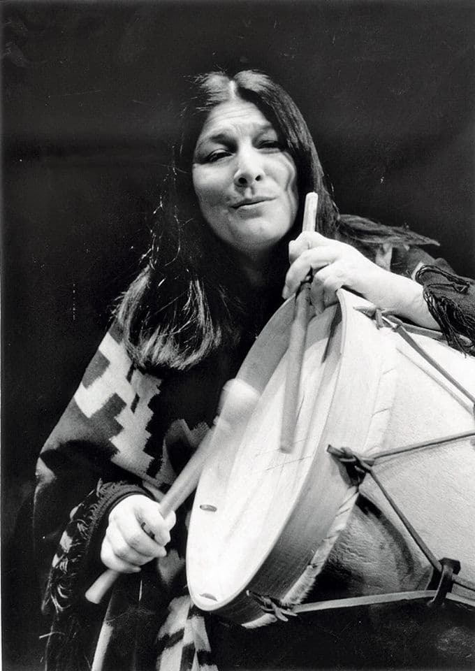ترانه اسپانیایی بسیار زیبا به نام "  Vuelvo Al Sur " از بانوی افسانه ای کشور آرژانتین " Mercedes Sosa " و نوازنده آکاردئون آرژانتینی " Astor Piazzolla  "