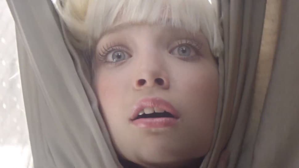 دانلود آهنگ زیبای Sia - Chandelier