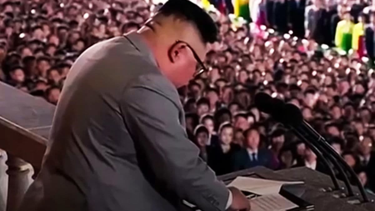 کیم جونگ اون در مراسم هفتاد و پنجمین سالگرد تاسیس حزب کارگران به دلیل ناتوانی در بهبود وضع معیشتی مردم کشورش گریه کرد! + عکس