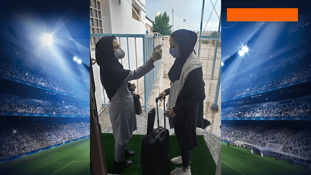 تب سنجی و ضدعفونی کردن محل برگزاری بازیهای هفته اول لیگ برتر بانوان / ویدیو
