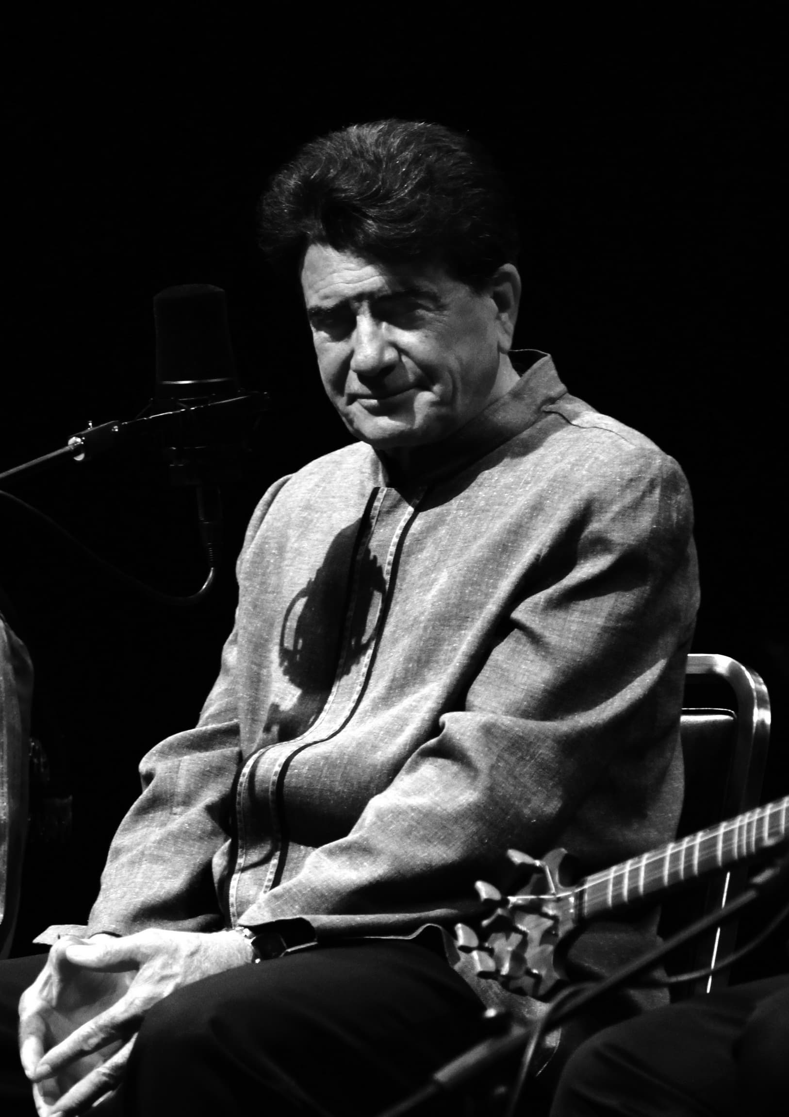 ترانه پارسی کلاسیک بسیار زیبا به نام " Tasnif-e Astan-e Janan " از زنده یاد " Mohammad-Reza Shajarian " با همکاری " Parviz Meshkatian " 