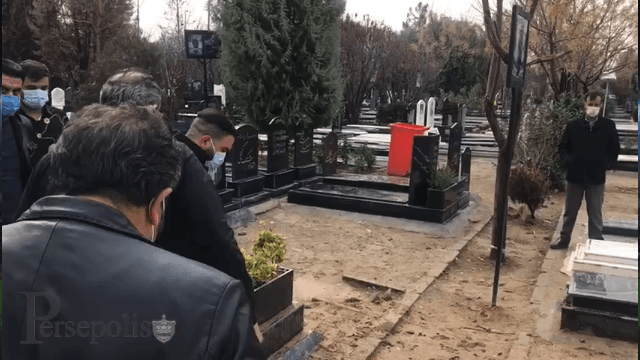 حضور احمدرضا عابدزاده بر سر مزار مهرداد میناوند / ویدیو