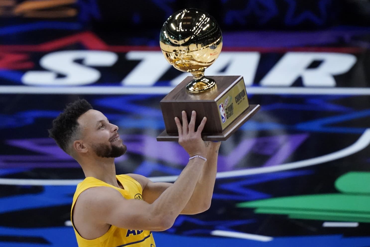 آل استار NBA | استفن کری با ارائه نمایشی جذاب قهرمان مسابقه پرتاب سه امتیازی شد