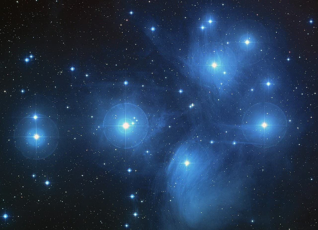 خوشه ستاره‌ای پروین (Pleiades)، معروف به هفت خواهران