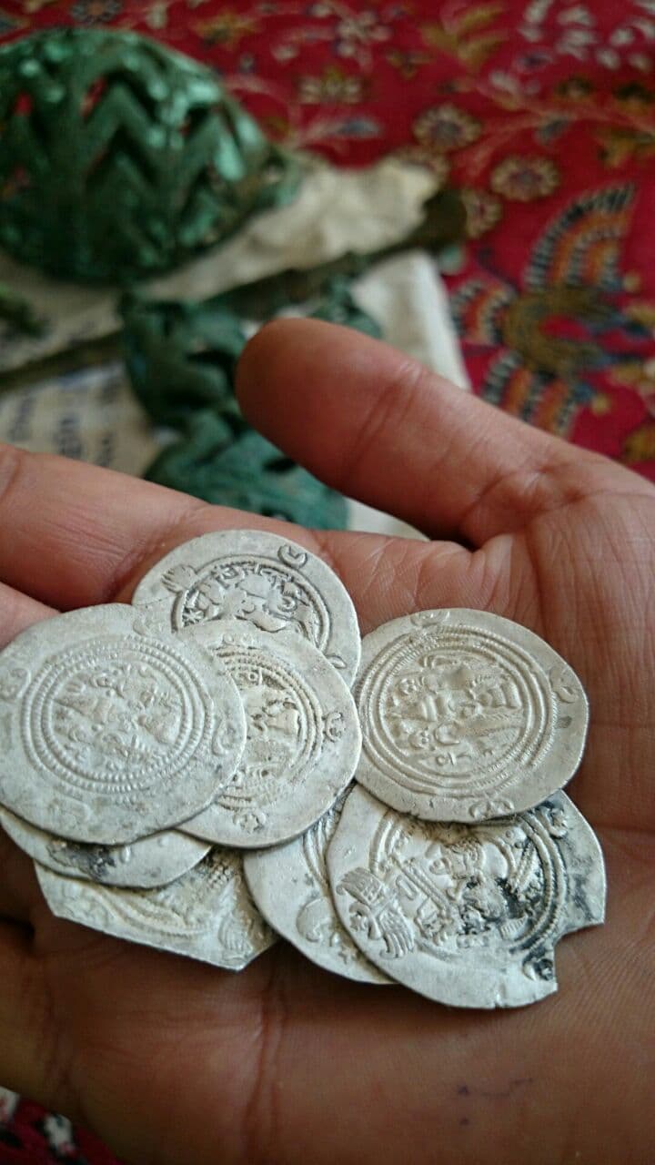 سکه های شاهان ساسانی و مهر هخامنشیان
