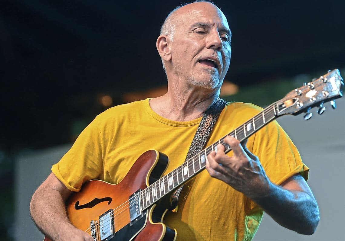 قطعه بیکلام به نام " Sad but True " از نوازنده آمریکایی " Larry Carlton " 