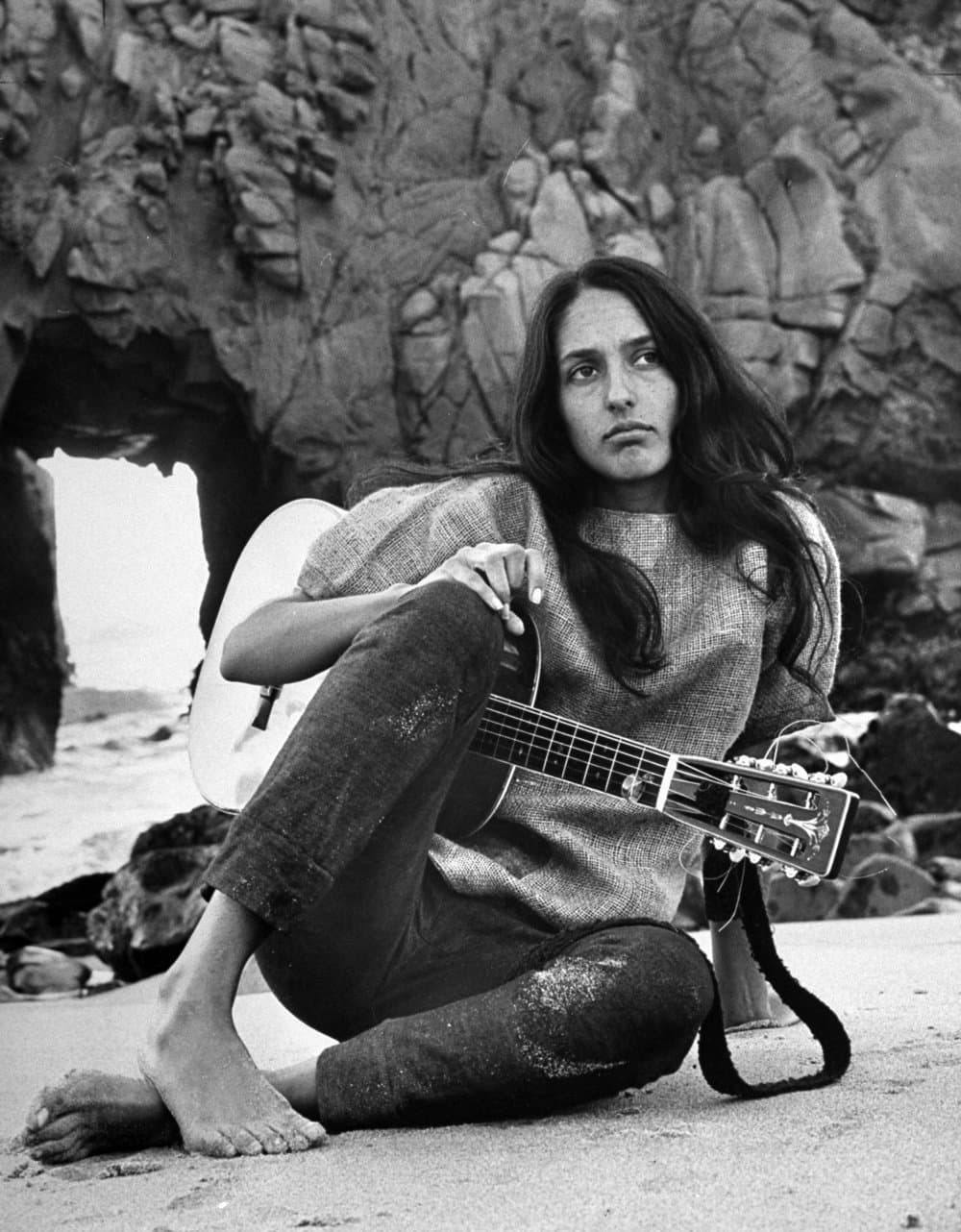 ترانه ایتالیایی بسیار زیبا به نام " Nu Bello Cardillo " از خواننده افسانه ای آمریکایی " Joan Baez "