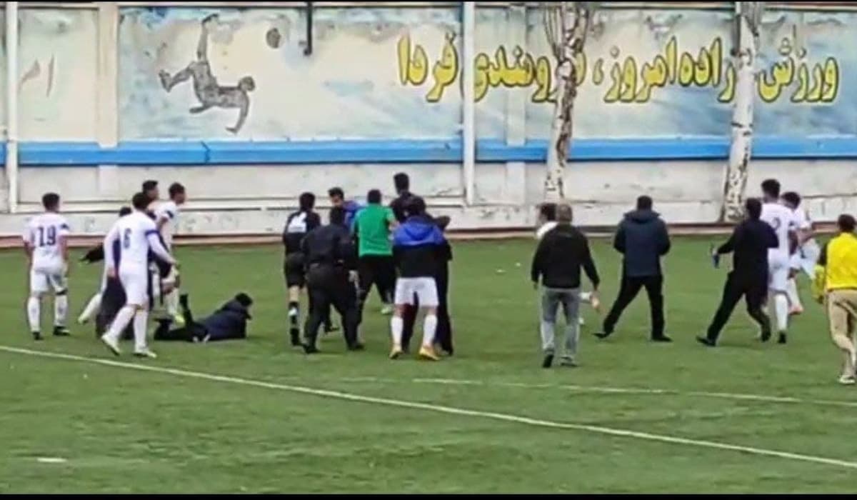 بازیکنان حریف تراکتور، داور بازی را کتک زدند + فیلم درگیری / اختصاصی طرفداری
