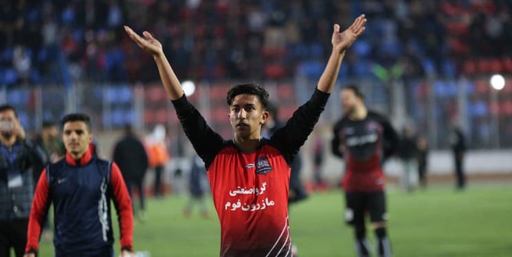 چمن مصنوعی کار دست نساجی داد؛ احسان قهاری مصدوم شد!