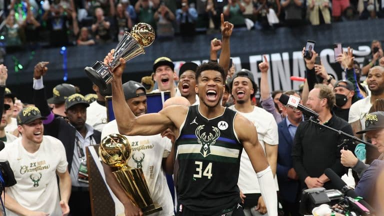 میلواکی باکس 105-98 فینیکس سانز؛ با تاریخ سازی یانیس، میلواکی قهرمان NBA شد