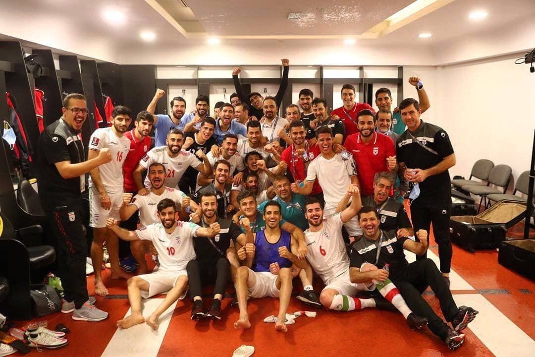 شادی ملی پوشان ایران در رختکن پس از پیروزی برابر بحرین / عکس