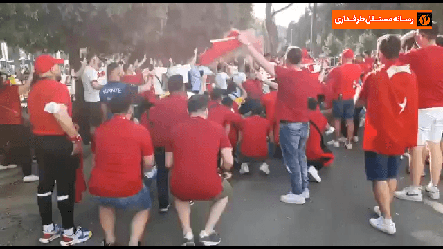 حضور هواداران ترکیه بیرون از ورزشگاه المپیکو پیش از بازی مقابل ایتالیا / فیلم