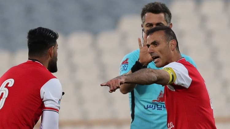 تلاش محرم نویدکیا برای مهار خط دفاعی گلزن و گلساز پرسپولیس