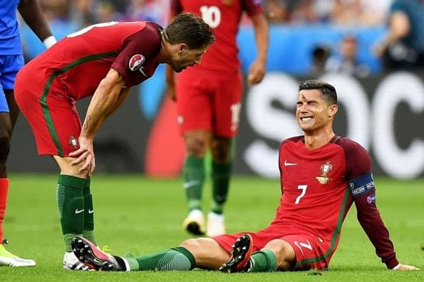 دقایقی از بازی فینال یورو ۲۰۱۶ با گزارش فارسی عادل فردوسی پور و کیفیت عالی با حضور کریستیانو رونالدو ( به زودی و برای اولین بار در ایران ارائه برترین مسابقات تاریخ فوتبال جهان با بالاترین سطح کیفیت تصویری موجود و گزارش فارسی )