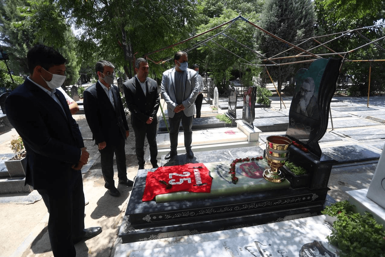 مدیران پرسپولیس با کاپ سوپرجام بر مزار پیشکسوتان